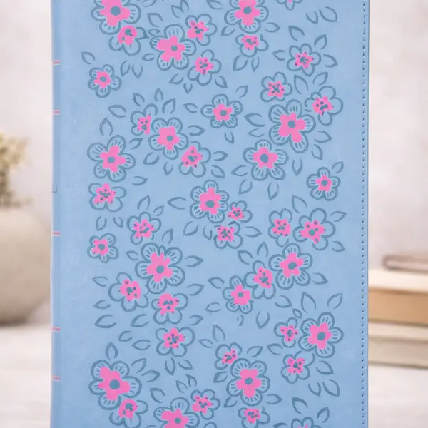 NLV Bybel – Ligblou Kunsleer met Pienk Blomme (Met Duimgrepe)